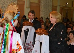 Дівчата в національних костюмах вручили ректору університету та гостям свята щедрі, запашні короваї